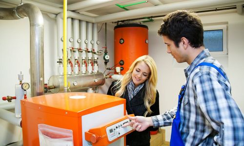 AdobeStock_52422670 Das Foto einen Heizungsinstallateur im Heizraum