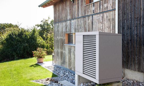 Brunner Das Foto zeigt ein Haus mit einer Wärmepumpe