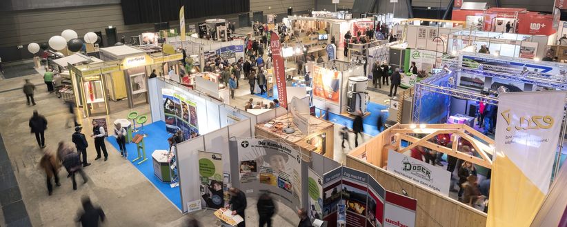 messe Blick von oben auf stark besuchte Ausstellungsfläche der Messe